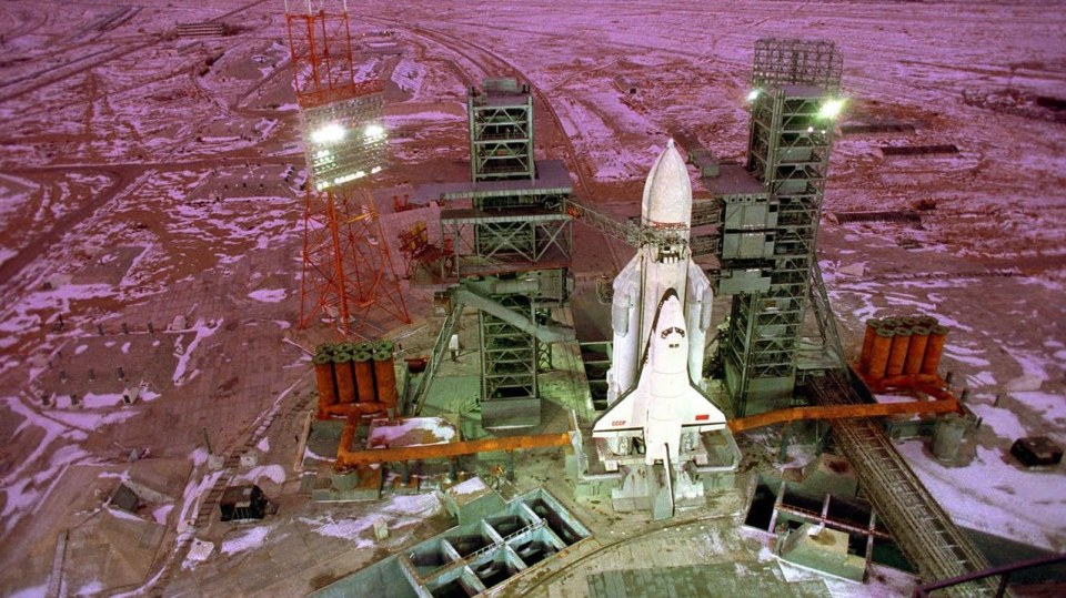 Sovětský raketoplán Buran se chystá odstartovat z Bajkonuru